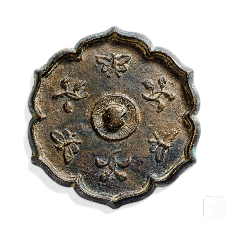 明 菱花形蝶恋花纹镜 - 图1